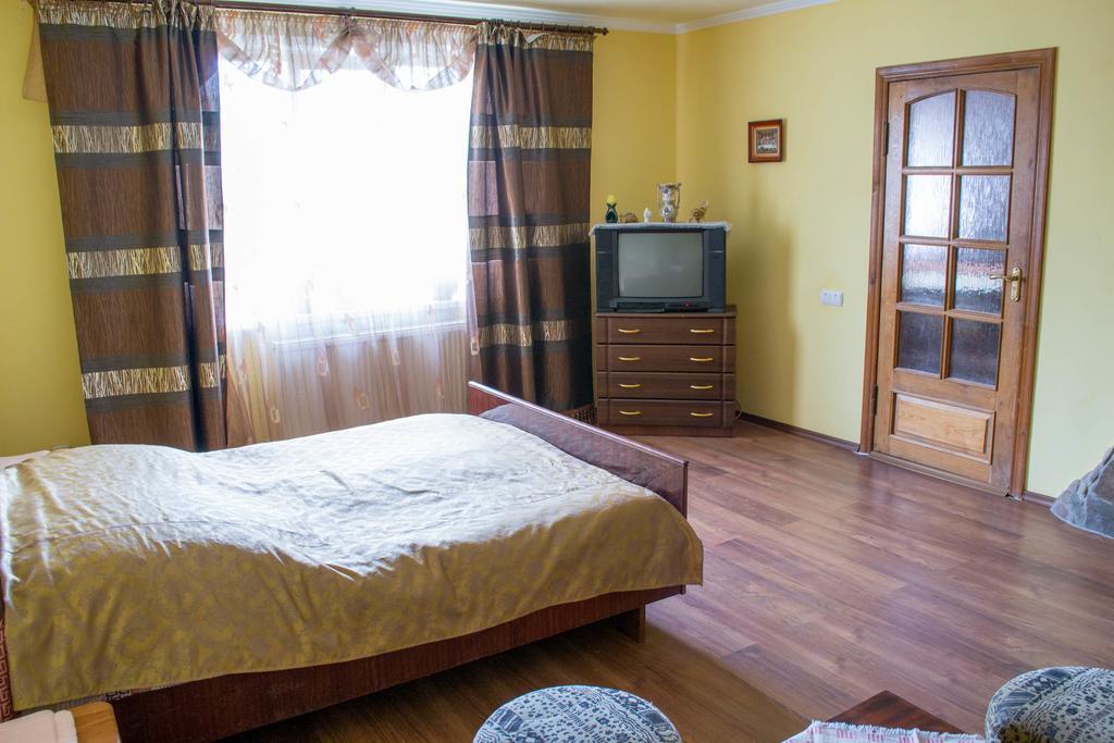 Guest House Cherepaha Kamianets-Podilskyi Exterior photo