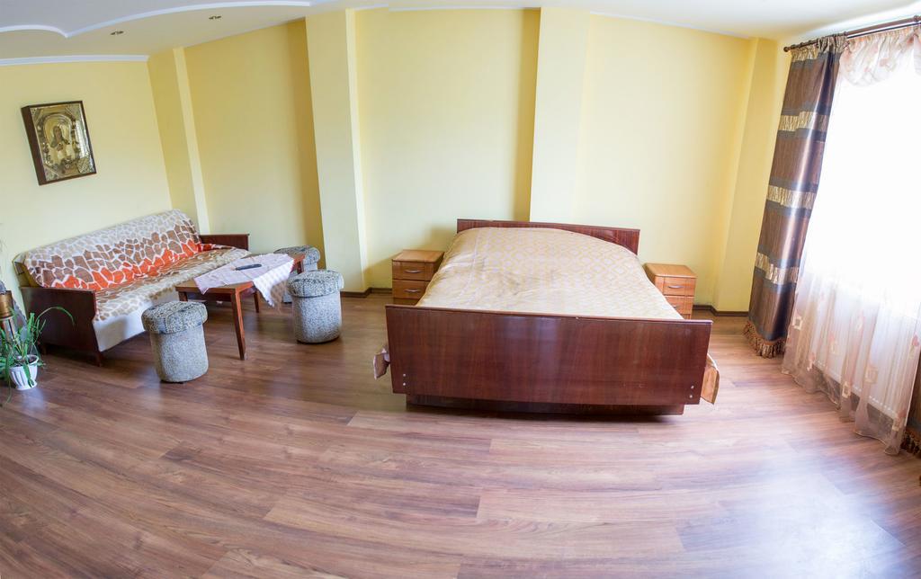 Guest House Cherepaha Kamianets-Podilskyi Exterior photo